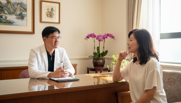 醫師手持不含酒精成分的敏感肌保養品 展示修復屏障成分與敏感肌保養的關係 使用溫和胺基酸洗面乳落實敏感肌保養 舒緩臉部紅癢與日常敏感肌保養重點