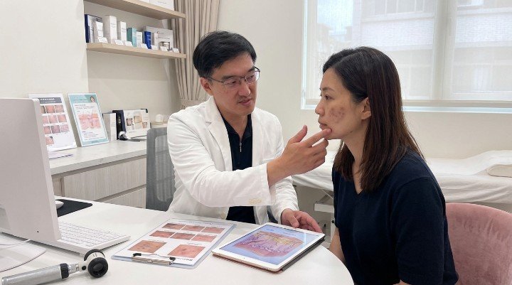 [1] 醫師於診間為患者詳細講解痘印消除原理 [2] 透過專業皮秒雷射儀器進行精準痘印消除 [3] 比較治療前後差異展現顯著的痘印消除成效 [4] 居家修復保養品輔助達成長期痘印消除效果