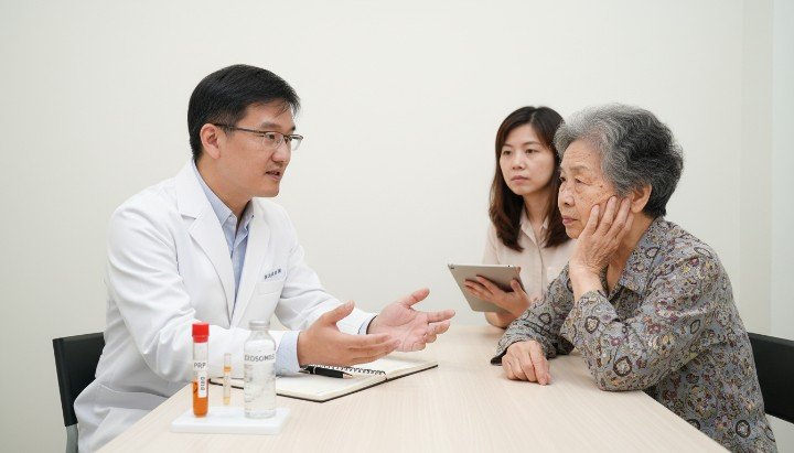 [吳紹琥醫師專業講解PRP與外泌體臨床應用] [對比PRP與外泌體在組織修復上的顯微差異] [展示PRP與外泌體複合式療程的再生效果] [診間諮詢PRP與外泌體適合哪種落髮治療]