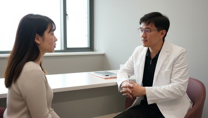 近看臉部紅腫發炎警示擠痘痘後果 顯微鏡下發炎毛囊與擠痘痘後果說明 醫師專業解說如何避免嚴重擠痘痘後果 患者皮膚修復療程後減輕擠痘痘後果圖